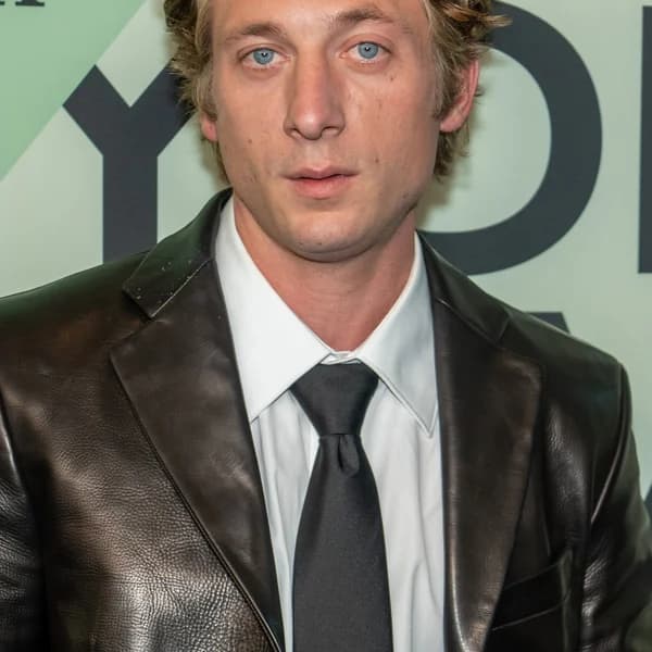 Jeremy Allen White - Public Dating Record of Rosalía